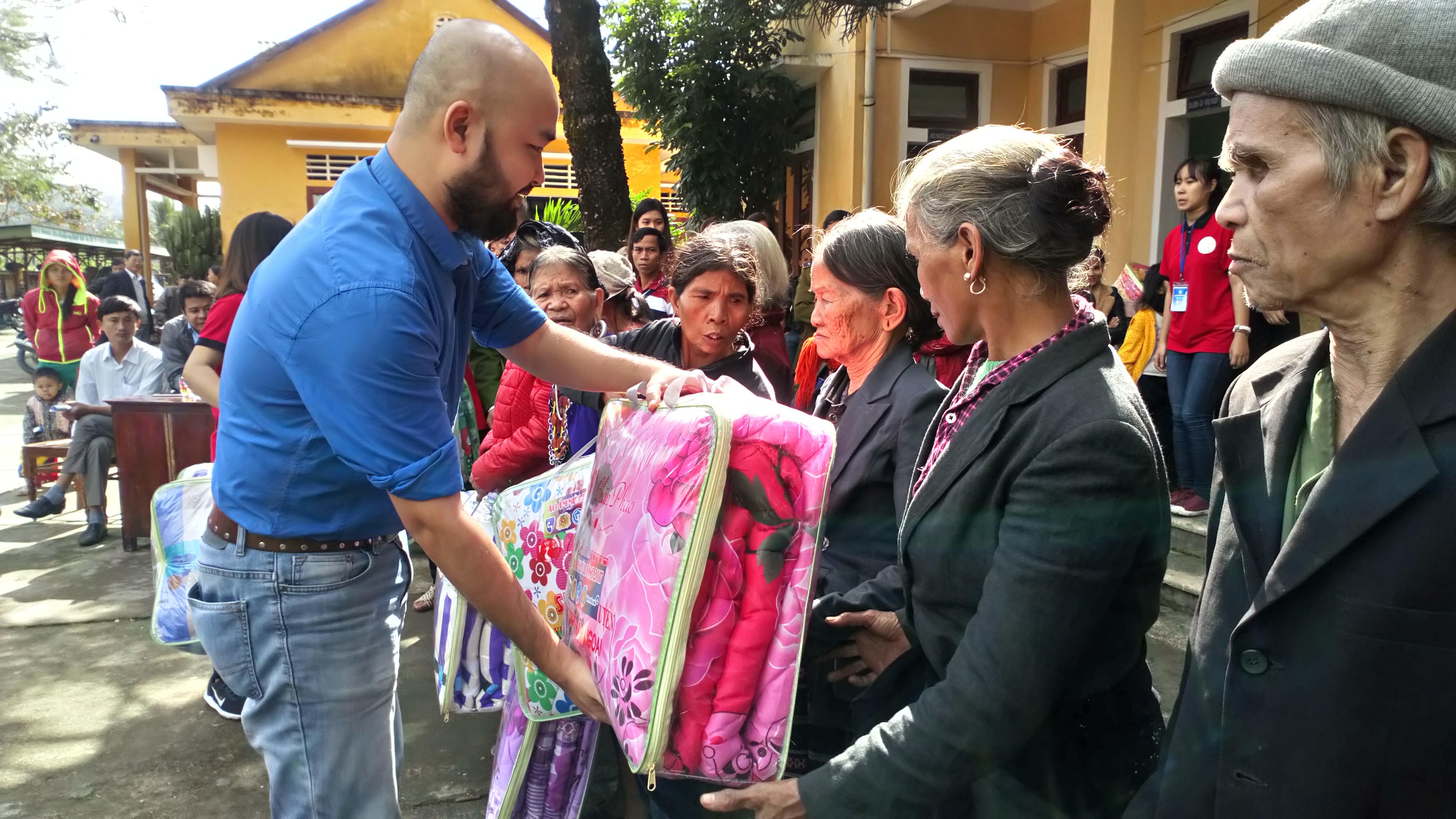 “Áo ấm mùa đông” đến với A Lưới