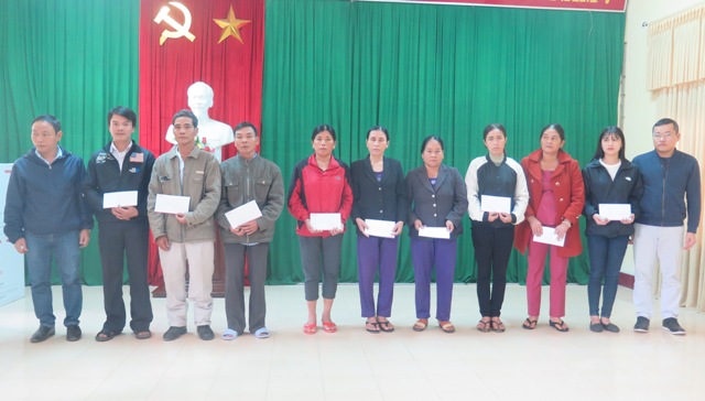 Tặng quà giúp người dân khắc phục hậu quả bão lũ