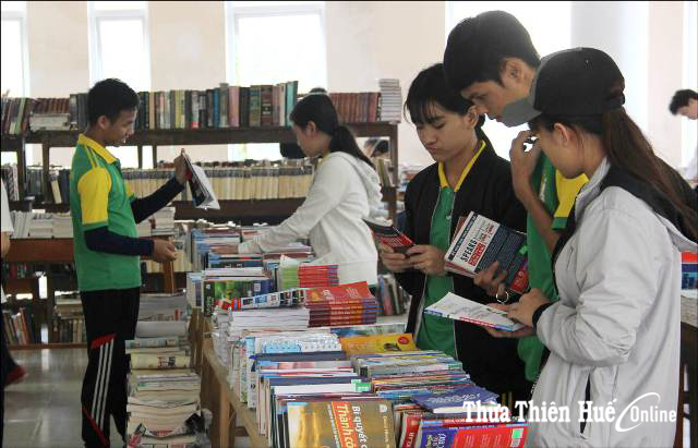 Sách cũ thu hút bạn đọc