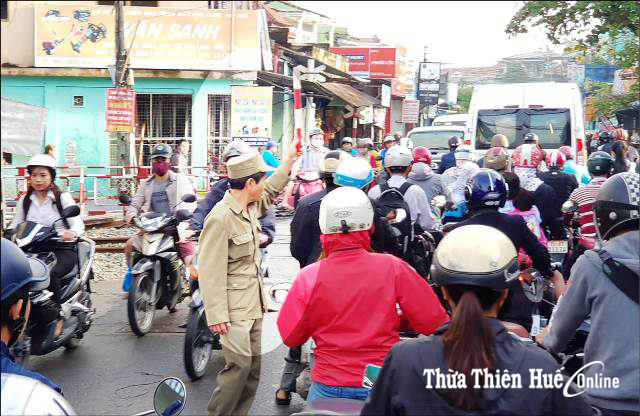 Bảo vệ dân phố đảm bảo an toàn giao thông