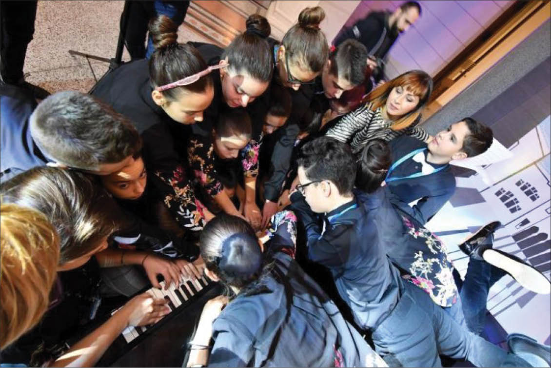 Kỷ lục thế giới mới 20 người cùng hoà tấu trên một chiếc piano