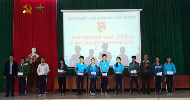 Tập huấn phòng cháy, chữa cháy và tặng học bổng cho đoàn viên, học sinh