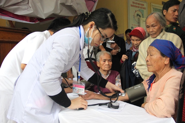Khám chữa bệnh cho 250 đối tượng chính sách 3 xã của huyện Phú Lộc