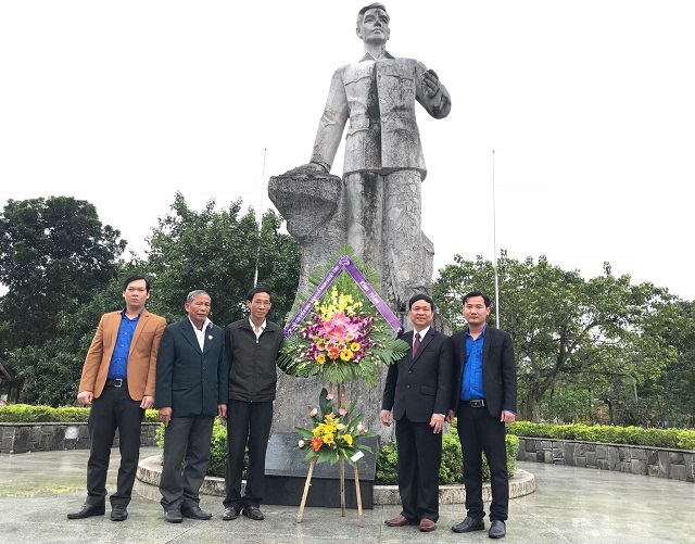 Dâng hương và trao quà cho cựu chiến binh khó khăn nhân dịp 22 12