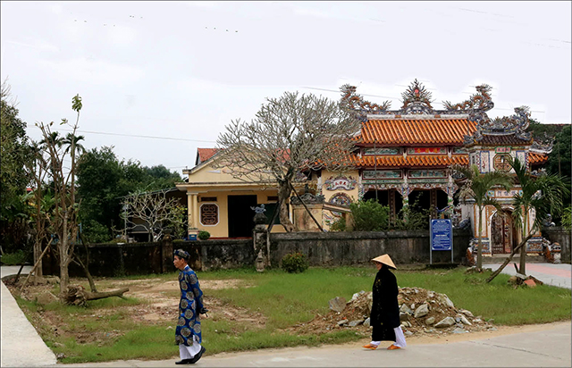 Sống giữa không gian văn hóa làng