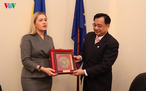 Đại sứ Việt Nam tại Ukraine làm việc với Chủ tịch Nhóm Nghị sỹ hữu nghị