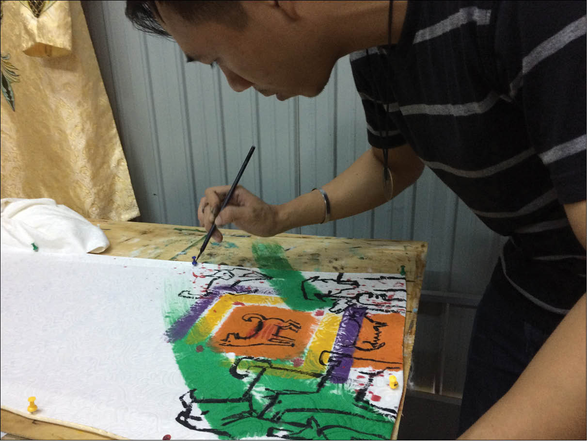 Trên áo dài, con giáp của năm