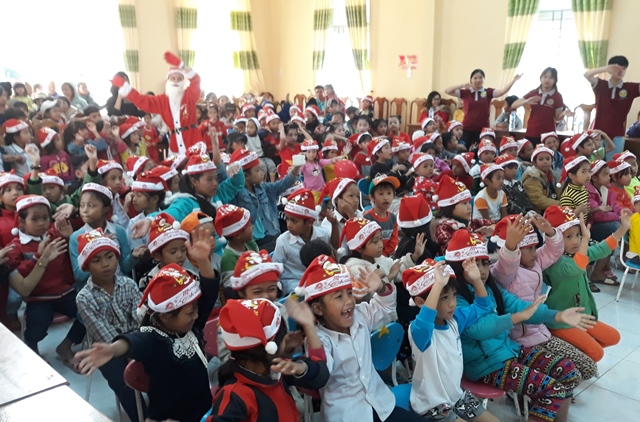 Trường đại học Ngoại ngữ Huế mang Noel lên vùng cao