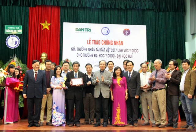 Trường ĐH Y dược Huế đón nhận giải thưởng “Nhân tài Đất Việt”