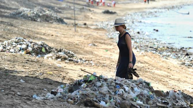 Bali đau đầu với rác thải trên biển