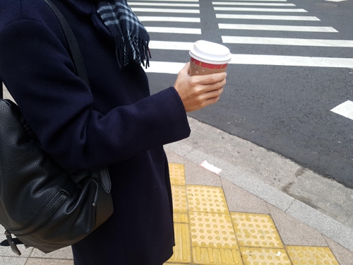 Thành phố Seoul cấm mang ly take away lên xe buýt