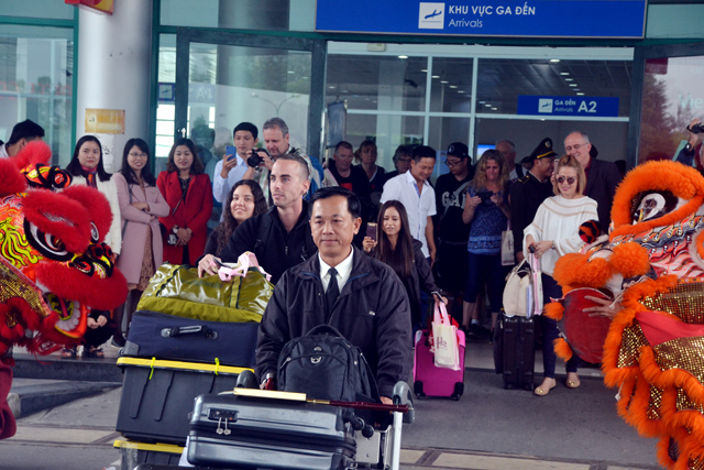 Đón những vị khách đầu tiên đến Huế bằng đường hàng không