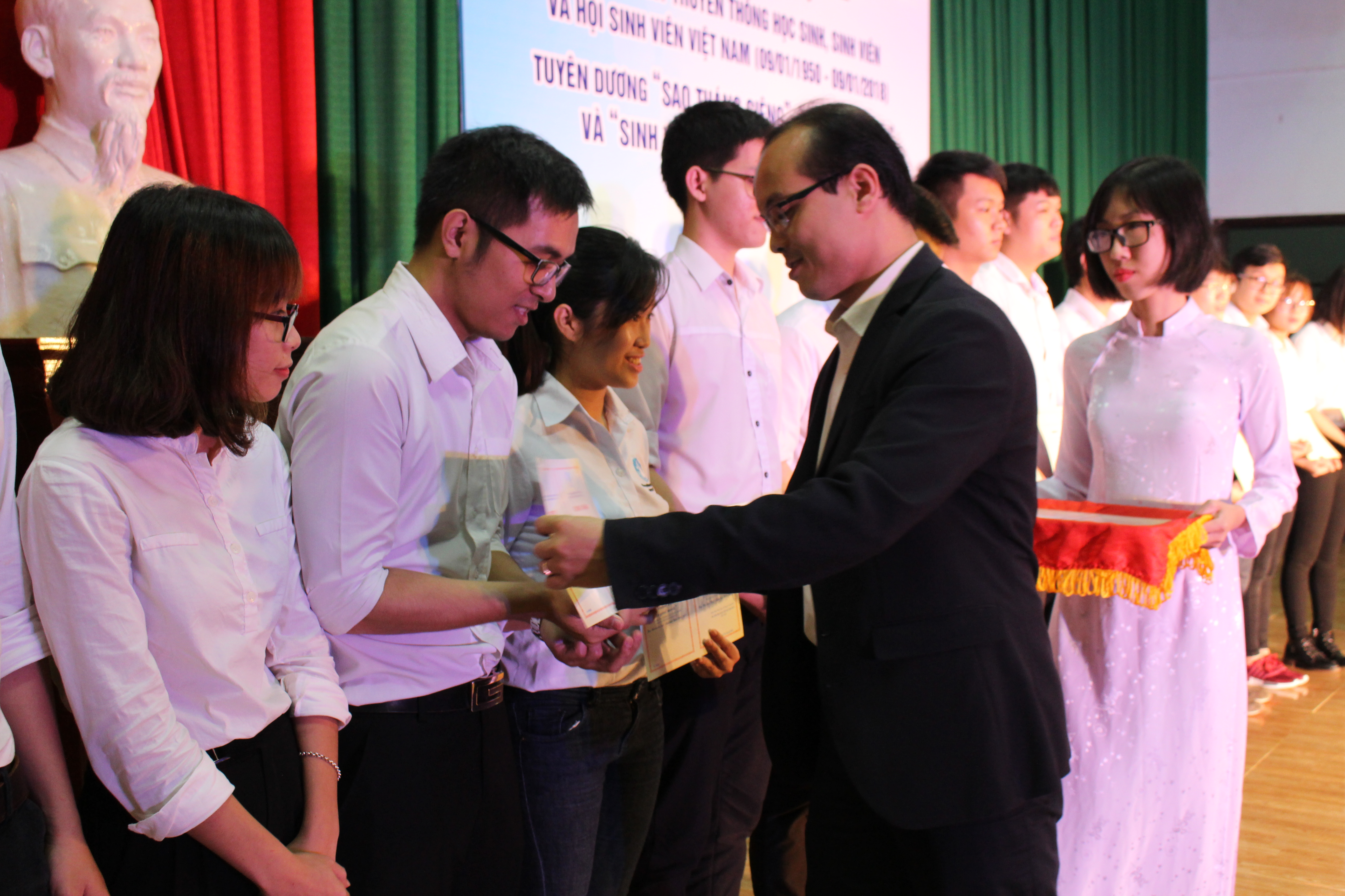 Tuyên dương “Sao tháng Giêng” và “Sinh viên năm tốt” tại Trường ĐH Sư phạm, Y Dược