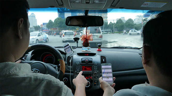 Bộ GTVT đề xuất cởi trói cho taxi, siết Uber và Grab
