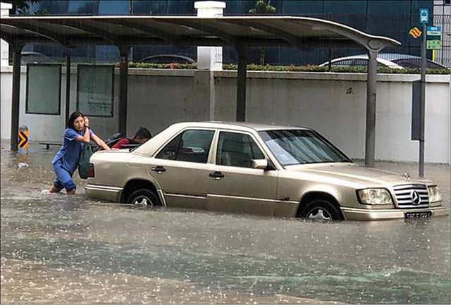 Singapore Lũ quét do mưa lớn gây ngập lụt nhiều khu vực