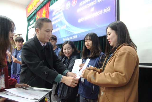 Trao chứng nhận cho sinh viên tham gia chương trình tình nguyện quốc tế