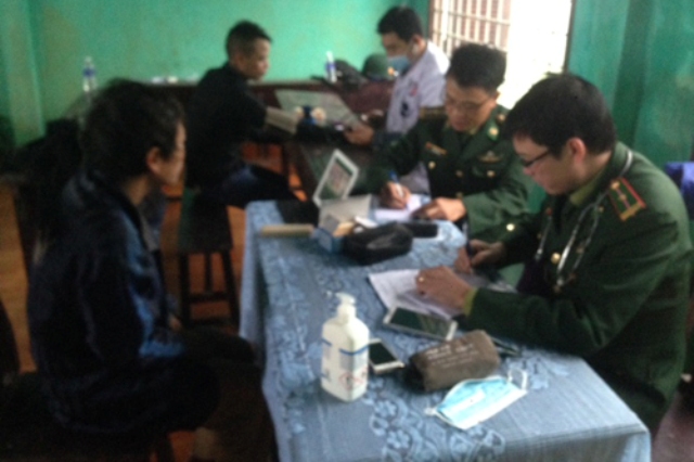 Khám bệnh và trao quà cho bản Sê Sáp Lào