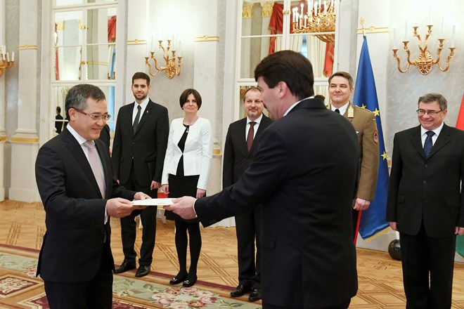 Đại sứ Việt Nam trình Quốc thư lên Tổng thống Hungary