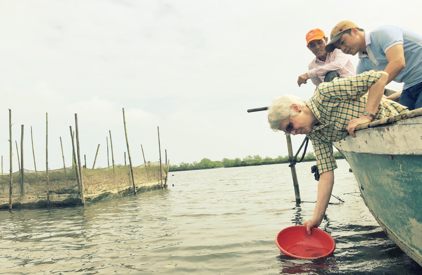 TAZ readers admire the beauty of Tam Giang Lagoon