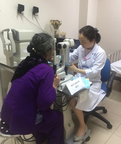Khám mắt và cấp thuốc miễn phí cho 500 người cao tuổi