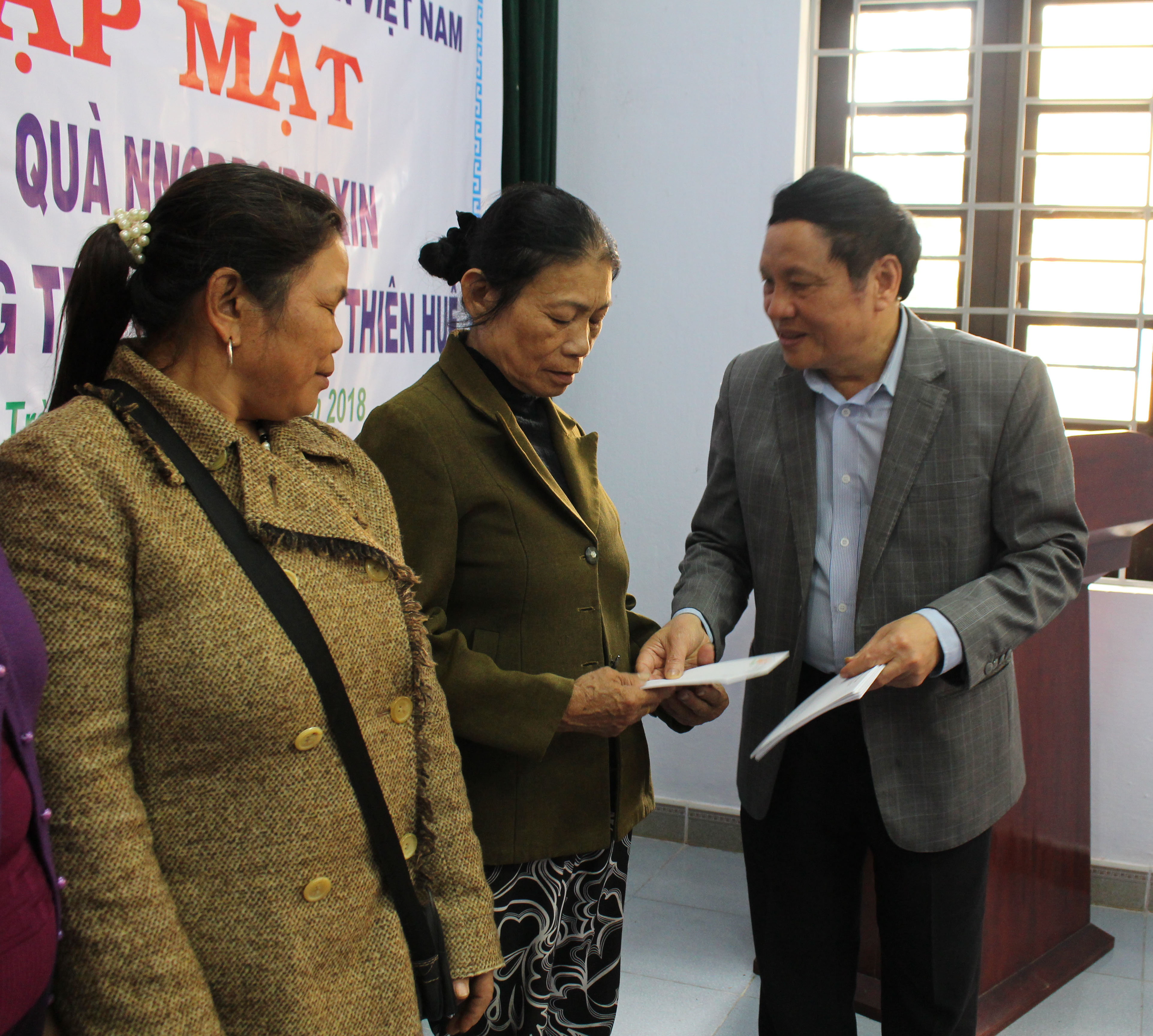 Tặng quà tết cho 15 nạn nhân chất độc da cam Hương Trà