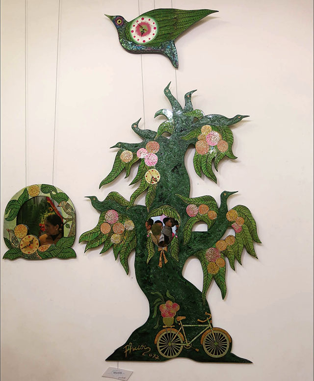 Interacting with lacquer paintings