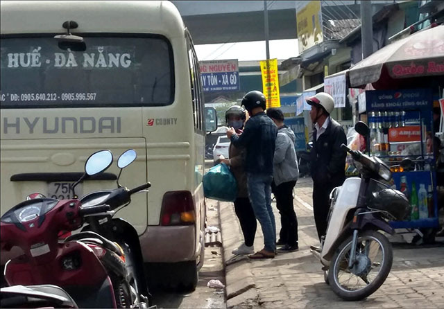 Lại rộ xe dù, bến cóc
