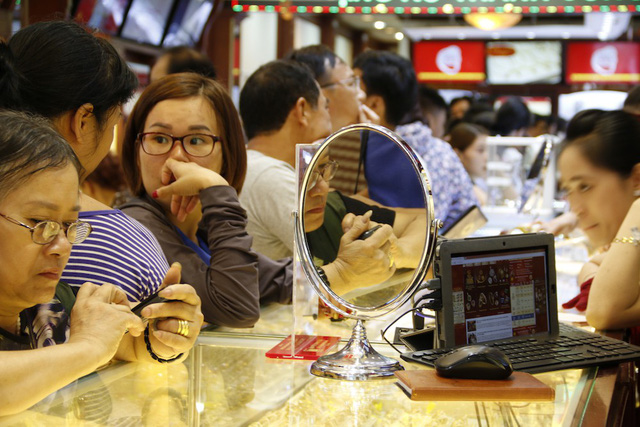 Giá vàng bật tăng dữ dội