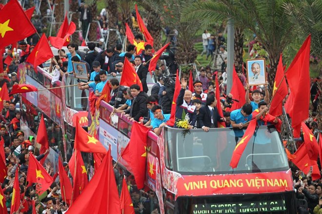 Biển người hâm mộ chào đón các tuyển thủ U23 tại sân bay Nội Bài