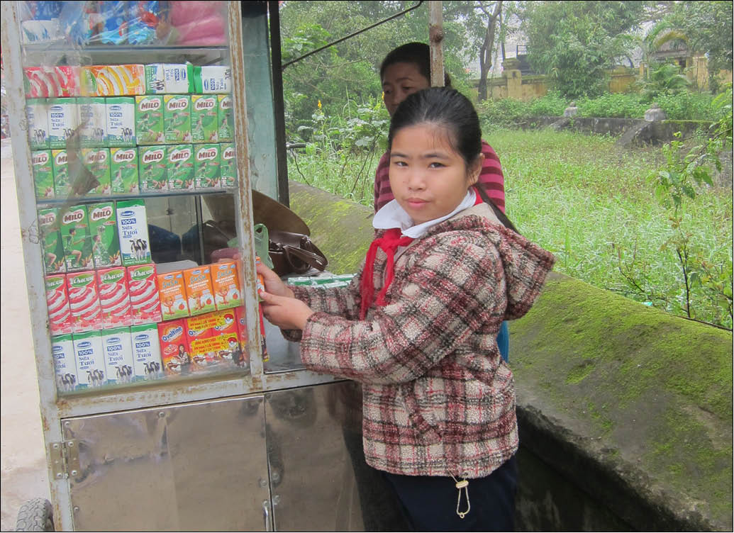 Xin hãy giúp đỡ em Nhung đến trường