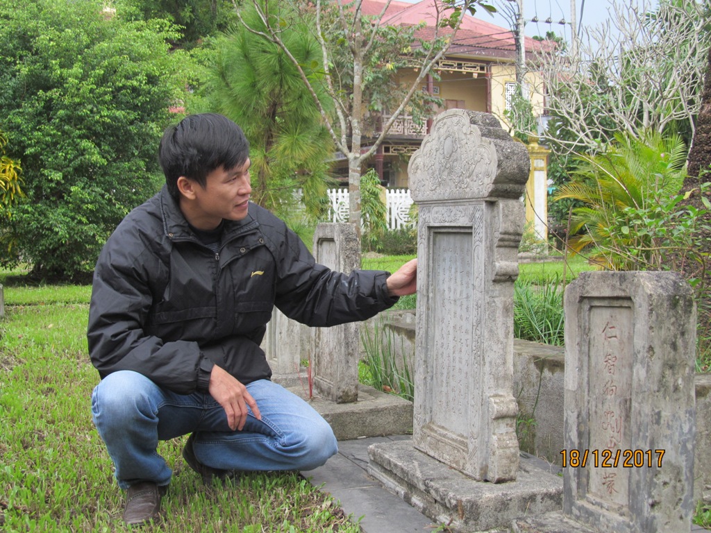 Bia ghi công hai chú chó của cụ Phan