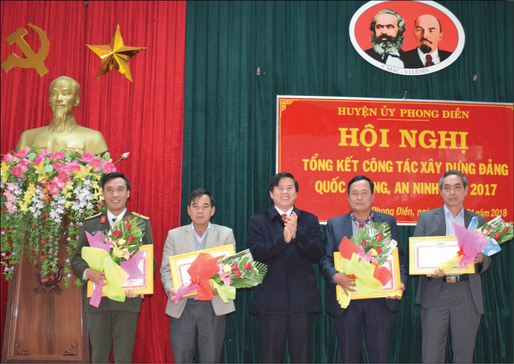 Từ yếu kém vươn lên trong sạch vững mạnh tiêu biểu
