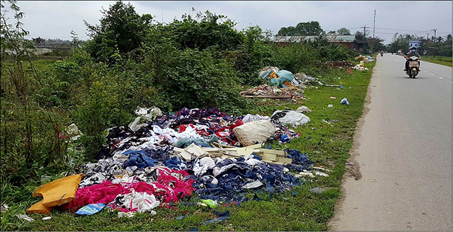 Rác chất đống trên TL19 qua phường Hương Sơ