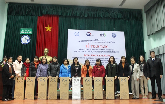 Trao tặng thiết bị y tế cho các trường tiểu học