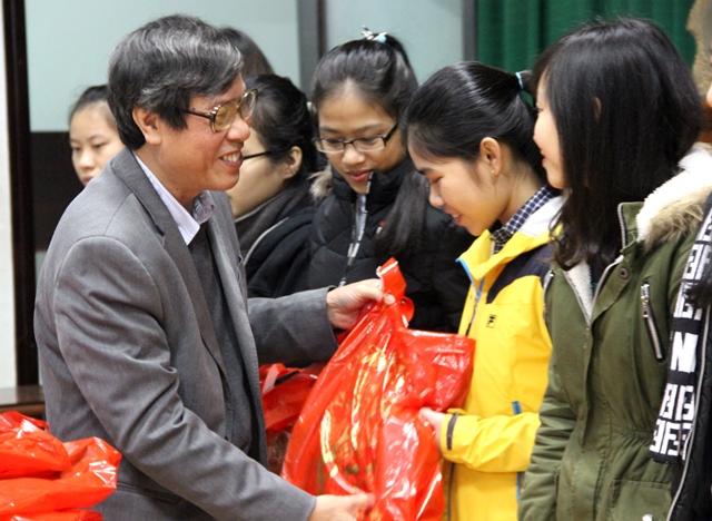 Trao 120 suất quà Tết cho sinh viên Trường ĐH Y dược