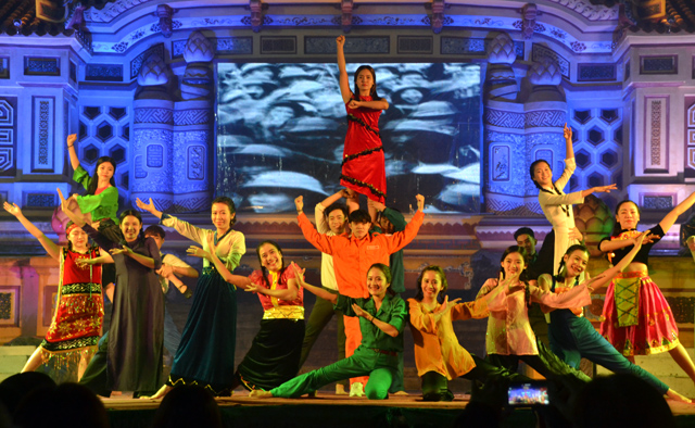 “Chào Huế anh hùng”