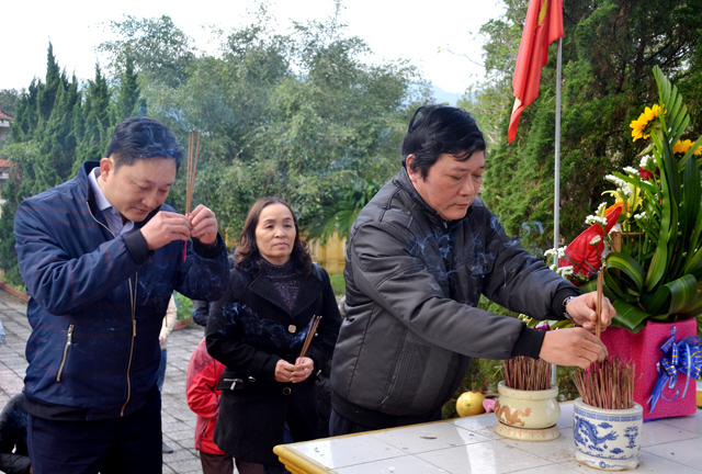 Chi đoàn Báo Thừa Thiên Huế tổ chức trao quà Tết ở xã Phong Xuân