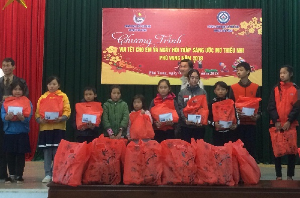 Hơn 87 triệu đồng quà tết và học bổng cho các em học sinh Phú Vang