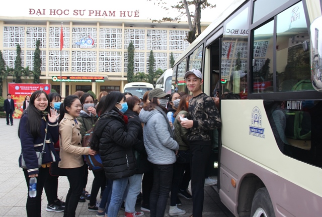 Trường đại học Sư phạm tổ chức đưa sinh viên về quê đón tết