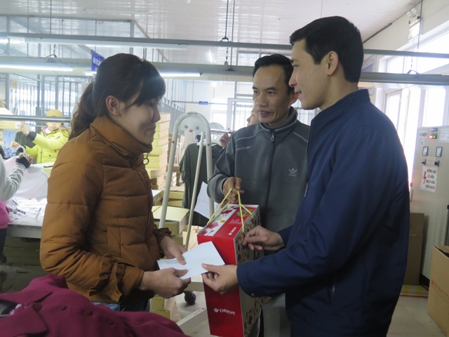 Tặng 46 suất quà Tết cho thanh niên công nhân