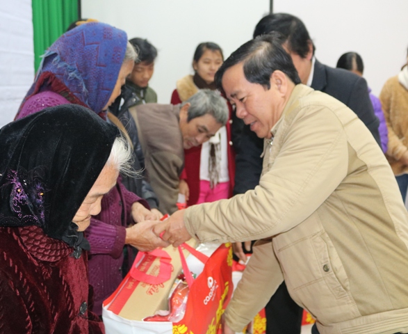 Trao tặng quà tết cho các hộ nghèo ở Phong Điền