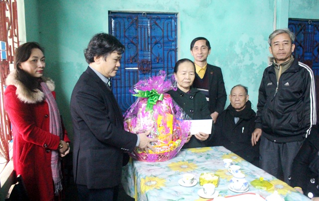 Trao quà cho gia đình chính sách tiêu biểu và các đối tượng xã hội