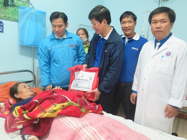 Tặng 100 suất quà tết cho bệnh nhân nghèo