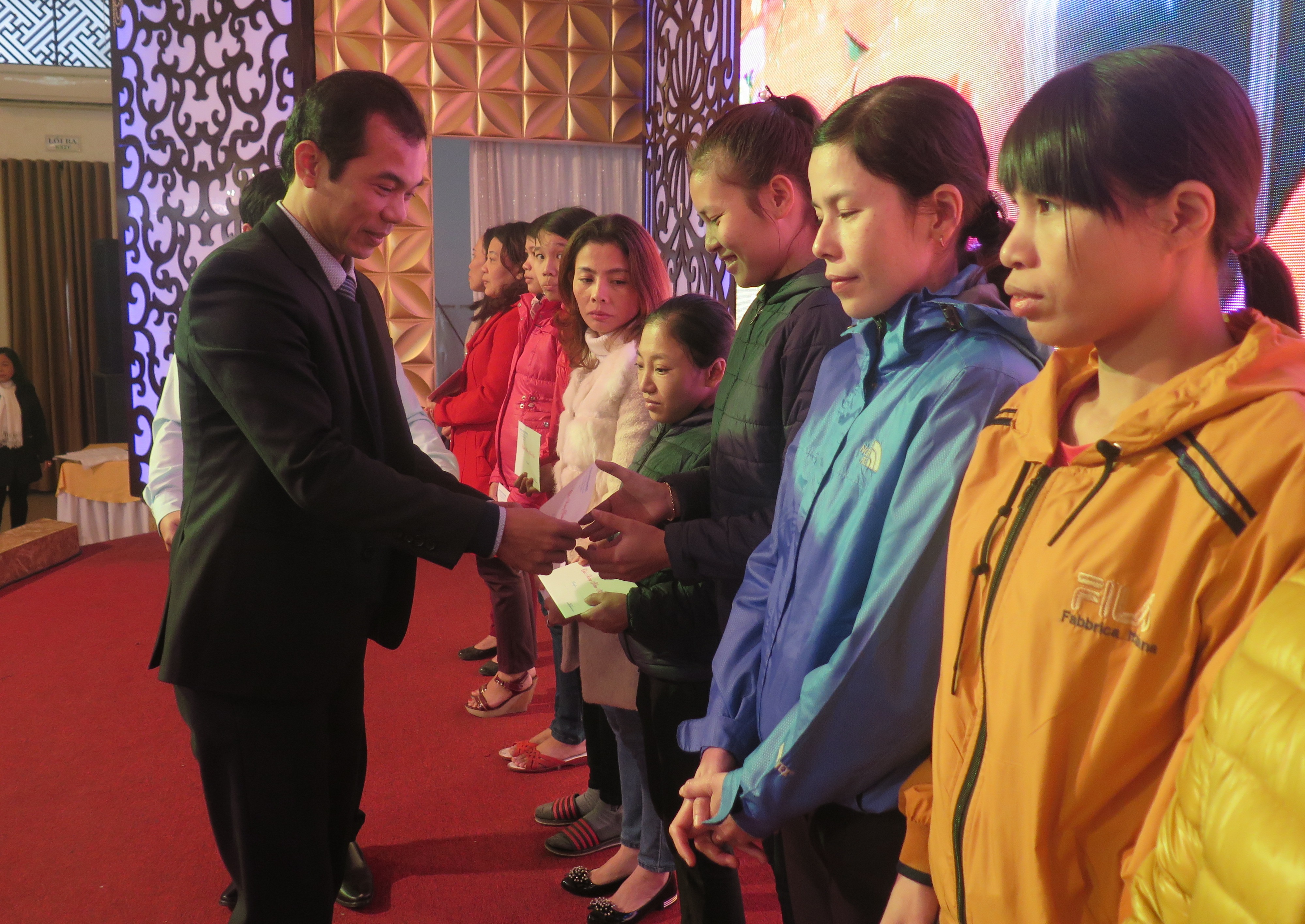 Hơn 200 suất quà Tết cho người lao động