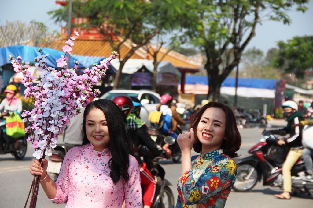 Áo dài xuống phố đón xuân