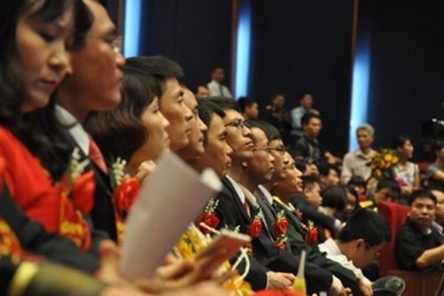 Phong GS,PGS dễ dãi để ăn lương nhà nước là quá lãng phí