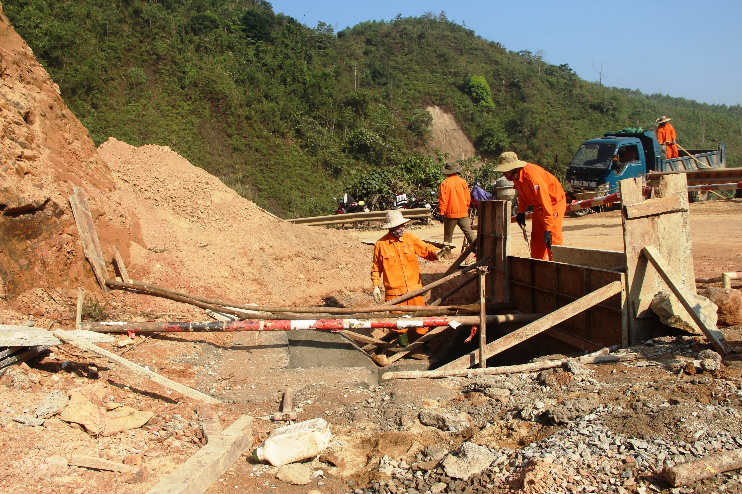 Khắc phục dứt điểm sạt lở tại Quốc lộ 49