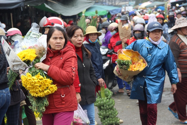 Hoa, trái cây đắt khách