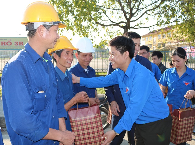 Trao quà Tết cho bệnh nhân, công nhân trước giờ giao thừa