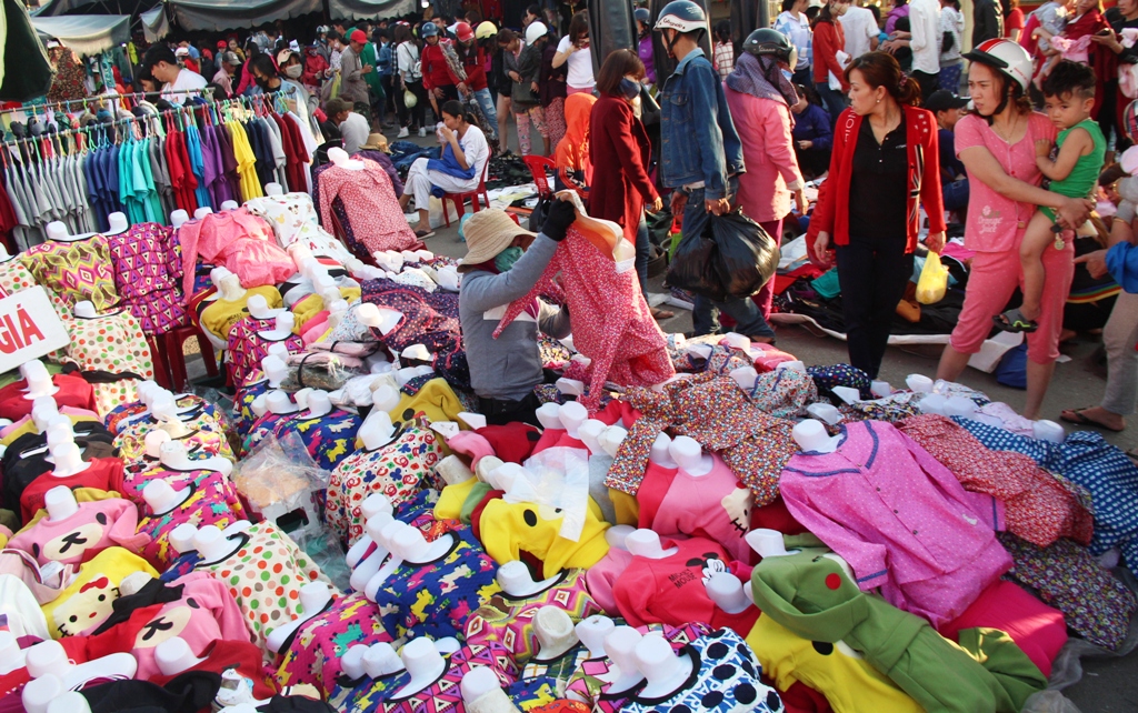 Chiều cuối năm đi chợ đồ “bành” sắm Tết